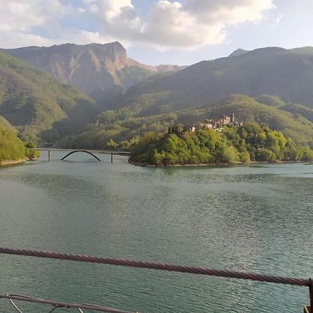 Casa Vacanze Al Colletto - Con Terrazza Panoramica In Centro Storico Vagli di Sotto Bagian luar foto