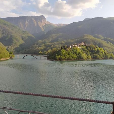 Casa Vacanze Al Colletto - Con Terrazza Panoramica In Centro Storico Villa Vagli di Sotto Bagian luar foto