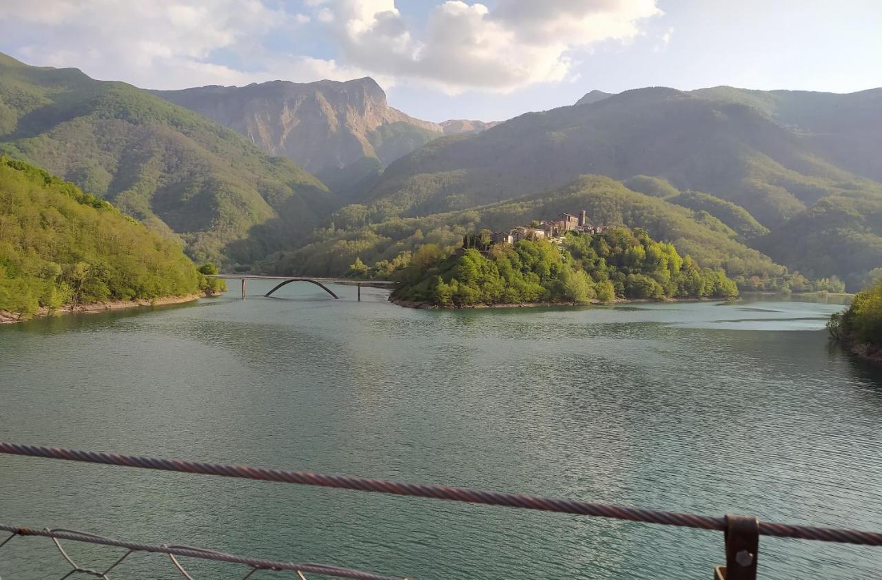 Casa Vacanze Al Colletto - Con Terrazza Panoramica In Centro Storico Villa Vagli di Sotto Bagian luar foto