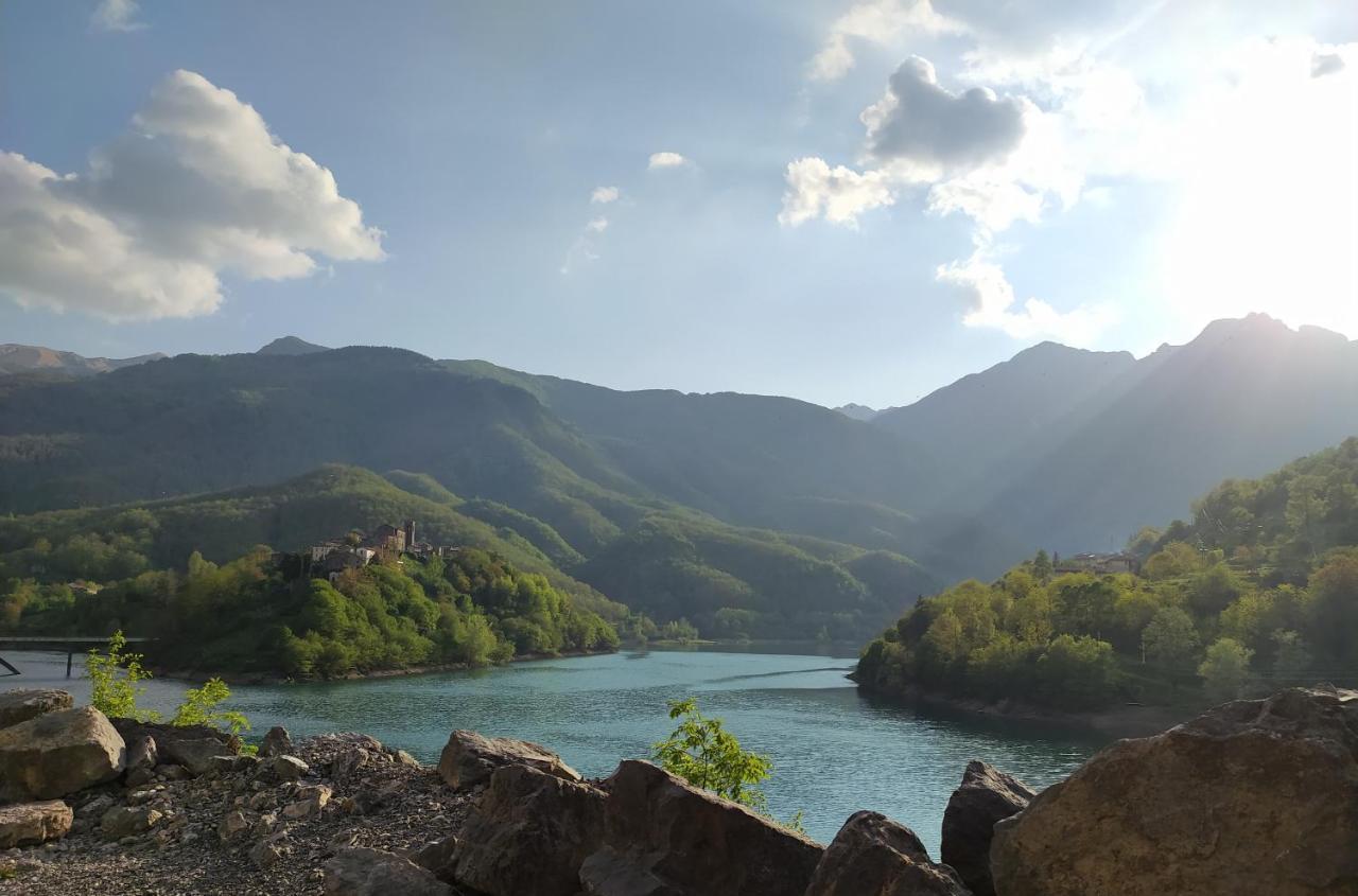 Casa Vacanze Al Colletto - Con Terrazza Panoramica In Centro Storico Villa Vagli di Sotto Bagian luar foto